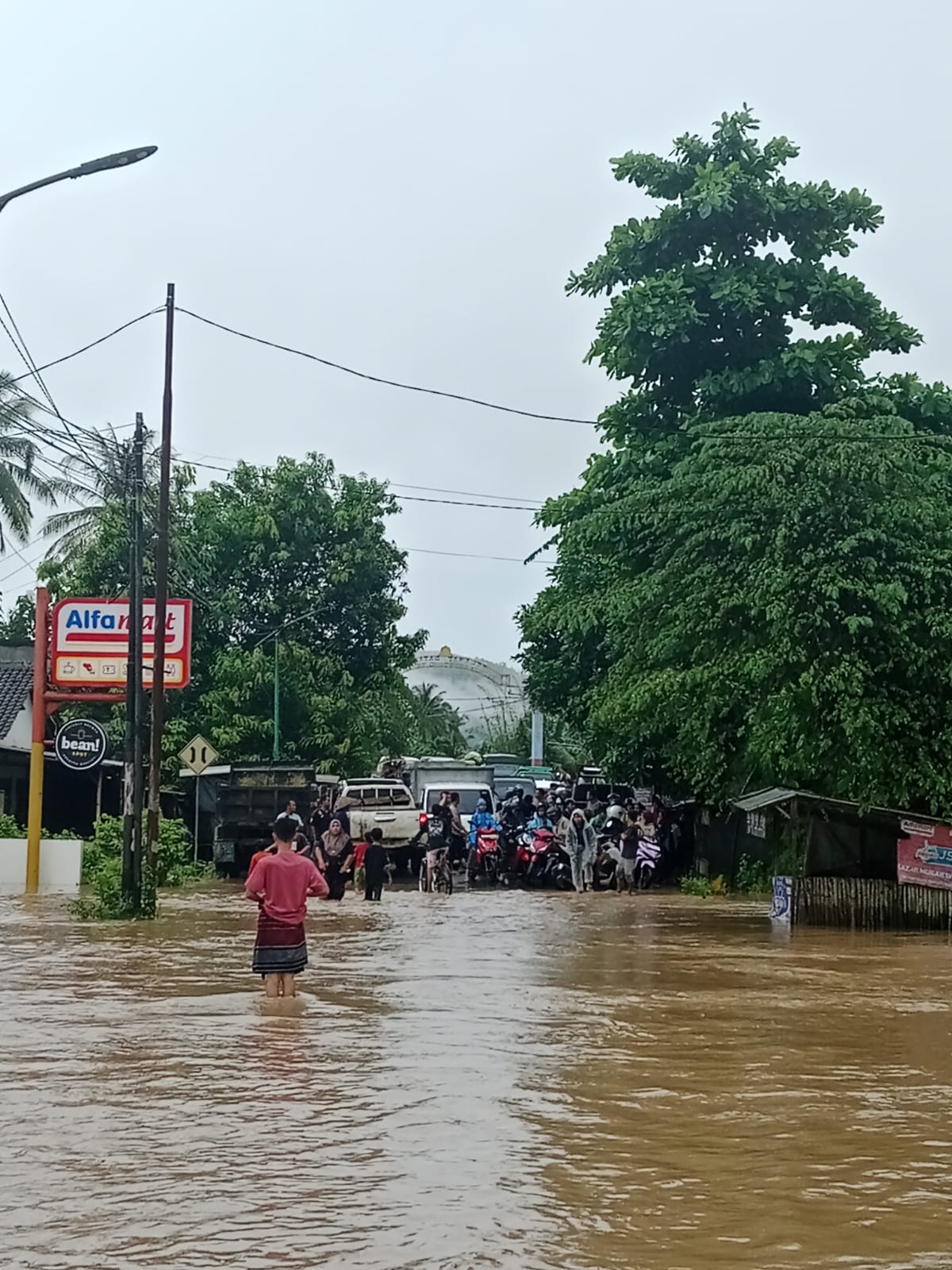 Banjir Bandang,  tanah longsor hingga ke badan jalan, dan Pohon tumbang